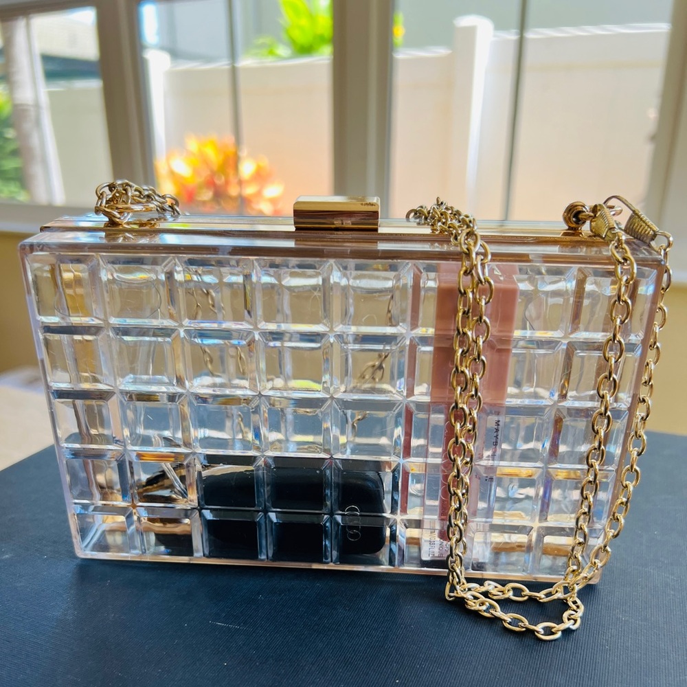 🍸CLEAR ACRYLIC CLUTCH W/GOLD CHAIN🍸 - Picture 6 of 6